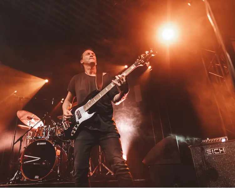 Konzert Livemusik Bassist 5 Saiter Fender