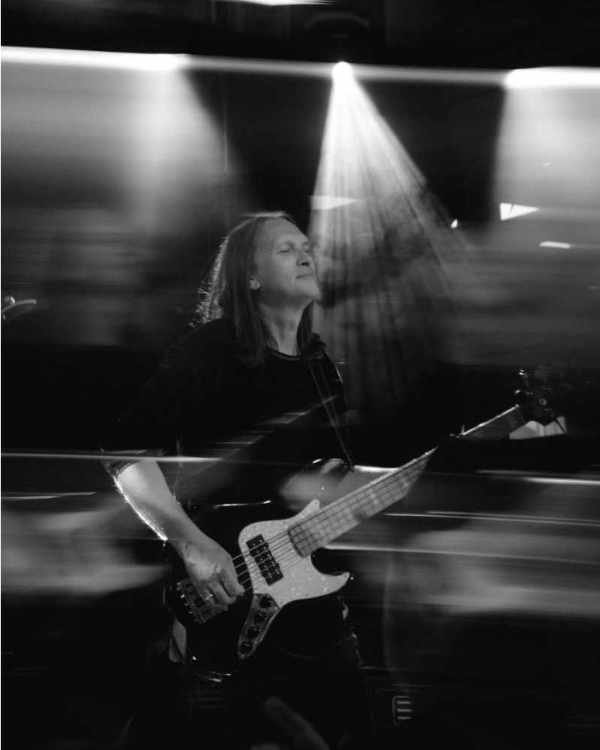 Bassplayer Steffen Knauss Live